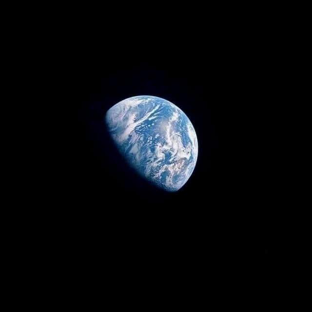 La Terre vue de l’espace, isolée dans le noir.