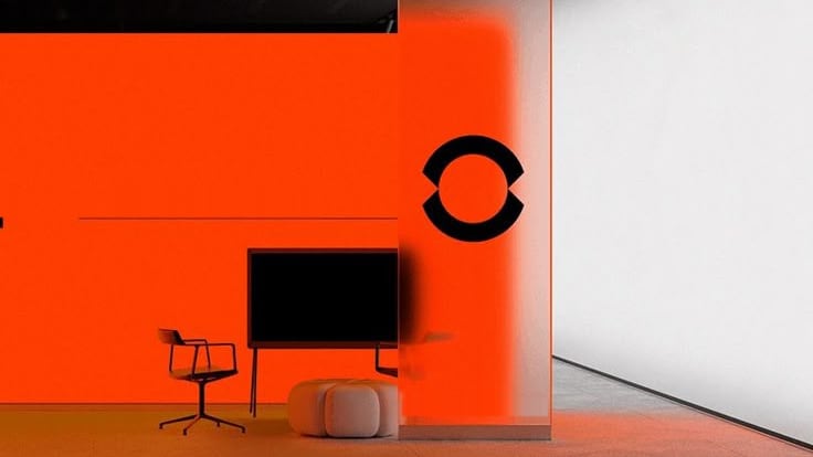 Stand aux parois orange, écran mural et panneau translucide.